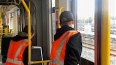 معاقبة أطفال بتنظيف ترام قذفوه بالحجارة (فيديو وصور)