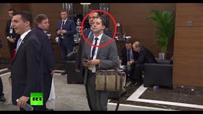 بالفيديو.. كشف هوية الرجل الغامض الذي ظهر خلال اجتماع «بوتين - أوباما»