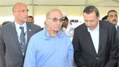 الفريق أحمد شفيق يغادر مطار القاهرة في موكب من 7 سيارات