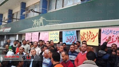 بالفيديو والصور.. وقفة للعاملين بـ