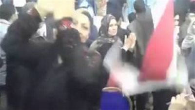 بالفيديو.. وصلة رقص لسيدة على أنغام «تسلم الأيادي» بمؤتمر «الاستقلال»