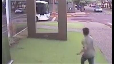 بالفيديو.. طفل يحطم لوحًا زجاجيًا شفافًا حسبه هواء