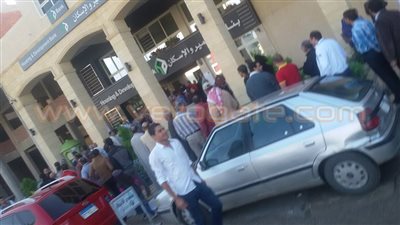 بالصور.. تكدس المواطنين أمام 