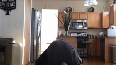 «وصلة رقص» تحول شابا إلى نجم على مواقع التواصل (فيديو وصور)