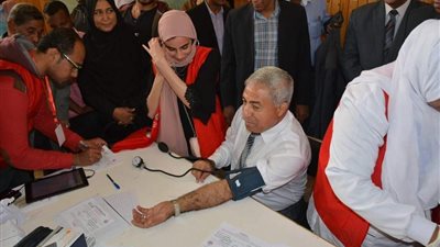 محافظ أسوان ورئيس الجامعة يجريان تحليل فيروس سى