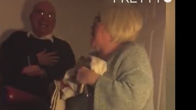 عجوز ينفذ مقلبا مرعبا بزوجته (فيديو)