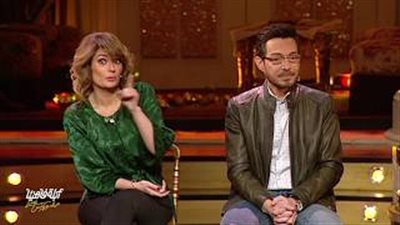 زوجة أحمد زاهر تحرجه على الهواء بسؤال عن عمرو دياب (فيديو)