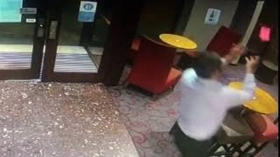 رجل يستميت لإنقاذ هاتفه من السقوط على الأرض (فيديو)