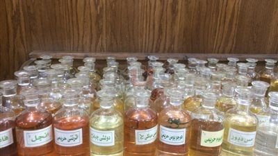الزيوت العطرية بأسوان قبلة السائحين.. روشتة فرعونية تجذبهم لشرائها.. زيت الكمون للتخسيس.. العنبر لمكافحة الاكتئاب.. والجرجير لزيادة النشاط الجنسي.. والحبة السوداء لعلاج آلام المعدة (فيديو وصور)