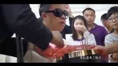 بالفيديو.. رجل يتزوج من رماد حبيبته المتوفاة في مراسم زفاف رسمية