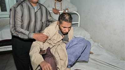 محافظ سوهاج يكلف بمتابعة حالة شاب وشقيقته يسكنان في حفرة (صور)