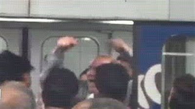 بالفيديو.. رجل يرفض النزول من عربة مترو السيدات: «مش هنزل»