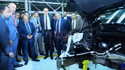 وزير الصناعة يفتتح أحدث خط تجميع للسيارة كيا سورينتو في مصر(صور)