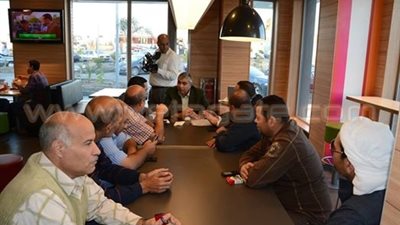 محافظ الإسكندرية يجتمع مع نقيب النظافة والبيئة بمصر