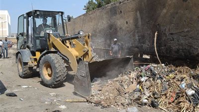 رفع القمامة والمخلفات من شوارع مدينة «قفط»