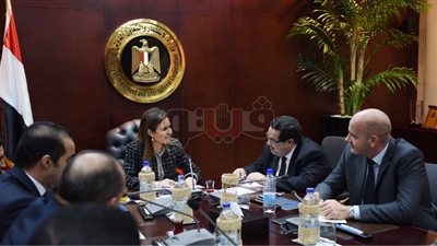 سحر نصر تعقد أول اجتماع مع لجنة متابعة أعمال المناطق الحرة