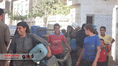 بالصور.. انقطاع المياه عن 70 ألف نسمة بقرى 