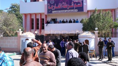 بالفيديو.. زفة بلدي لموظفي الضرائب أمام قسم شرطة الخارجة