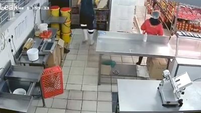 قطة تصيب بائعة بحالة من الذعر (فيديو)