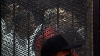 تفاصيل محاكمة مرسي في «اقتحام السجون».. المعزول من داخل القفص: «مش سامع حاجة».. النيابة عن شهادة مبارك: الرئيس الأسبق مدني وليس عسكريا.. فريد الديب: هناك خطأ في الإجراءات.. وتأجيل 