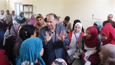 محافظ الفيوم يعد بفتح أسواق للقرى المنتجة (فيديو وصور)