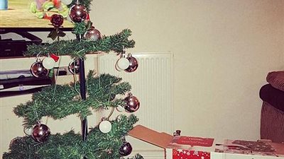 صدمة امرأة اشترت شجرة الكريسماس من متجر «آسدا» (صور)