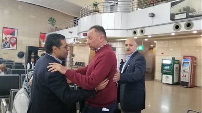 الخطيب يصل مطار القاهرة ووزير الرياضة يستقبله (صور)