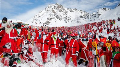 احتفالات مبكرة بالكريسماس في جبال الألب السويسرية (صور)