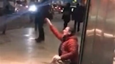 شاهد ما فعله متسول بالمارة الذين رفضوا منحه المال (فيديو وصور)