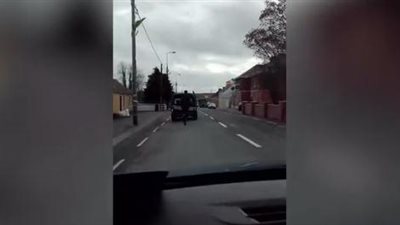 بالفيديو.. لقطات طريفة لرجل يجرى وراء سيارته على الطريق