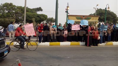 بالصور.. وقفة للإداريين المؤقتين بـ«التعليم» أمام ديوان محافظة المنيا