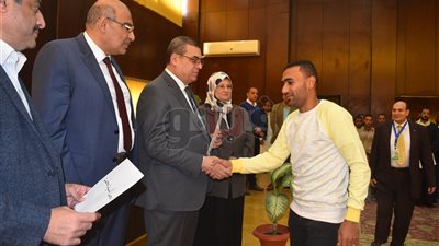 محافظ الفيوم يُسلم 50 مشروعا متناهي الصغر على المستفيدين