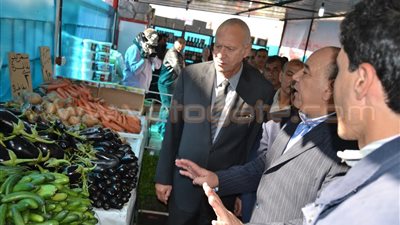 بالصور.. محافظ الغربية يفتتح منفذا لبيع جميع السلع الغذائية ببسيون