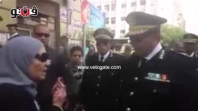 بالفيديو.. حكمدار العاصمة لسيدة تشكو الزحام بالتحرير: هنبحث المشكلة