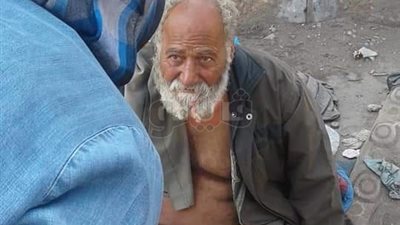 «تضامن الإسكندرية» تنقل مسنا لمستشفى الأمراض العقلية (صور)