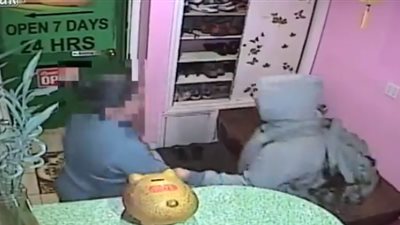 شاب يعتدي على امرأتين داخل منتجع صحي (فيديو)