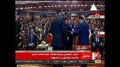 السيسي يتسلم أول تليفون محمول صنع في مصر