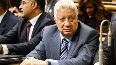 مروان يصطحب مرتضى منصور خارج قاعة البرلمان خلال الجلسة العامة