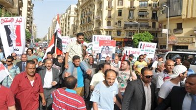 «تيار الاستقلال» يوزع الحلوى والورد فى مسيرته احتفالا بعيد ميلاد السيسي