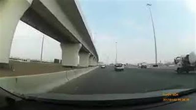 نهاية مروعة لسائق متهور يسير بسرعة جنونية بين السيارات (فيديو)