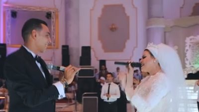 عروس تشعل حفل زفافها بأغنية مجنونة مع زوجها (فيديو)