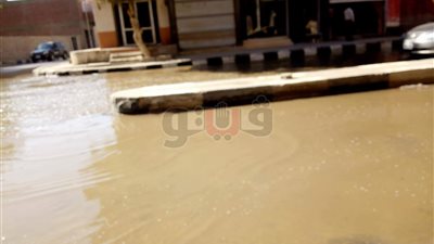 انفجار ماسورة يتسبب في انقطاع المياه عن 4 أحياء بالخارجة (صور)