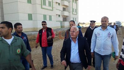 محافظ بورسعيد يتفقد توصيل المرافق للمرحلة الثانية لمشروع الإسكان