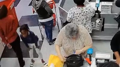 أم تساعد طفلتها على سرقة محفظة نقود امرأة مسنة (فيديو)