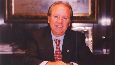 وفاة رئيس نادي برشلونة الأسبق