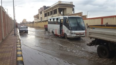 غرق شوارع عدة مناطق بالإسكندرية في مياه الأمطار وتوقف حركة المرور (صور)