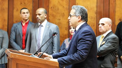 وزير الآثار يكرم طلاب جمعية أصدقاء المتحف المصري بالتحرير