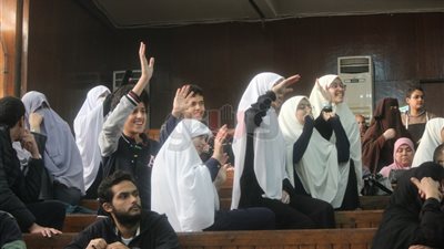 قلوب وإشارة رابعة أبرز مشاهد محاكمة مرسي في «التخابر مع حماس» (صور)