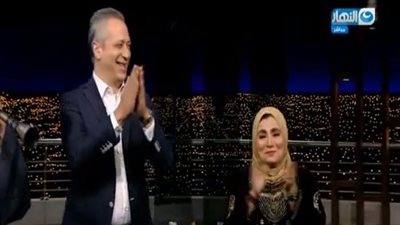 تامر أمين يرقص على أنغام الطبل والمزمار البلدي (فيديو)