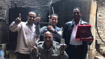 مخرج «ورد مسموم» يحتفل بجوائز مهرجان القاهرة مع عمال المدابغ (صور)